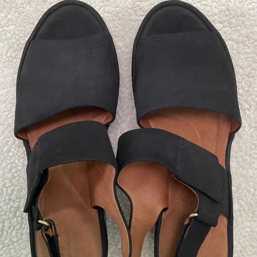 Clark’s Artisan Black Sandal